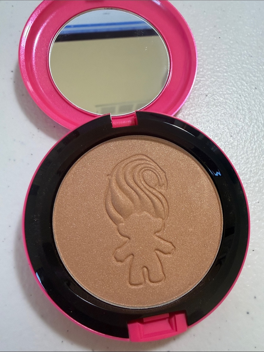 NIB! Mac Cosmetics Trolls Collection Beauty Powder In Color “GLOW RIDA” - Picture 2 of 6